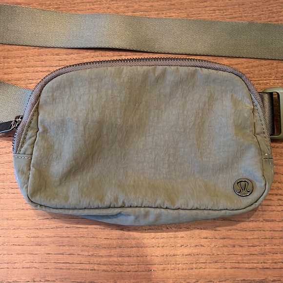 Lululemon Everywhere Belt Bag 1L Medium Olive - Picture 4 of 5